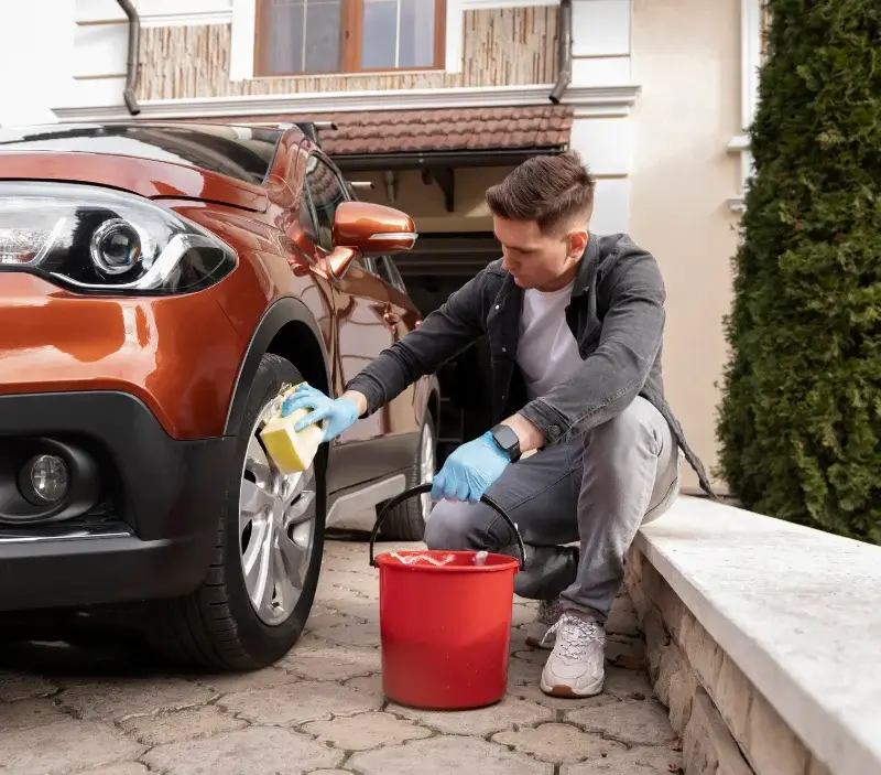 Lavage auto à domicile Conat : professionnel intervenant sur un véhicule